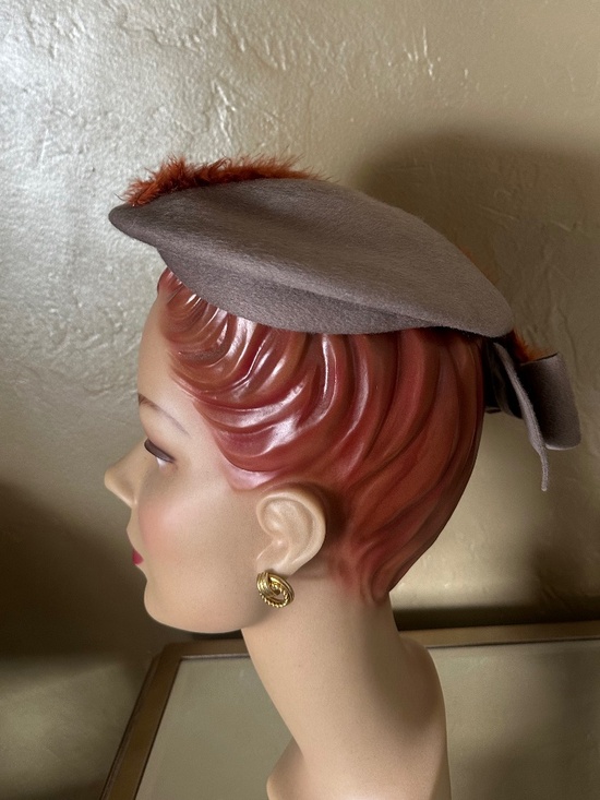 MARVELOUS 1950\'s TAUPE FELT HAT + BACK BOW & RUST FEATHER TRIM main image 7